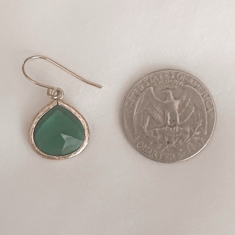 Elegant Gold Brushed and Emerald Green Drop Earrings - Picture 4 of 4